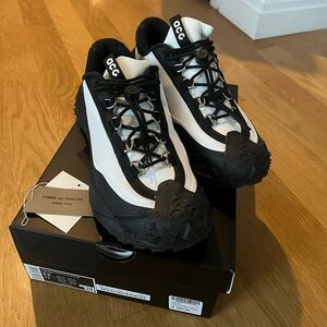 Men Comme des Garçons Homme x Nike.
color: Black/White
size : 9.5 us men